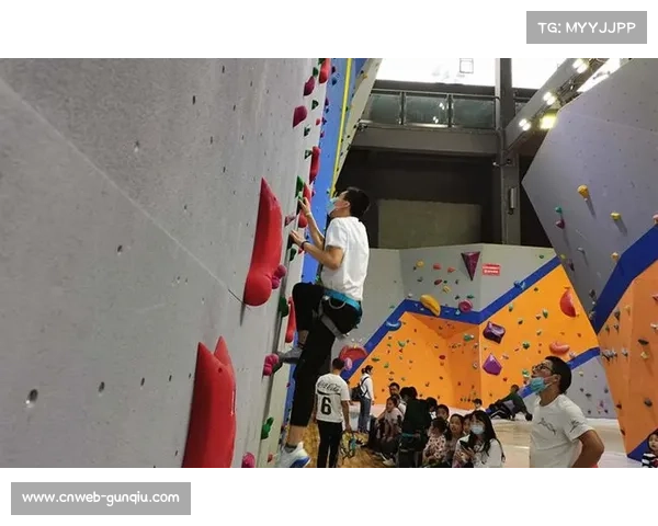 城市商业体攀岩馆数量激增 降低参与门槛推动全民健身热潮