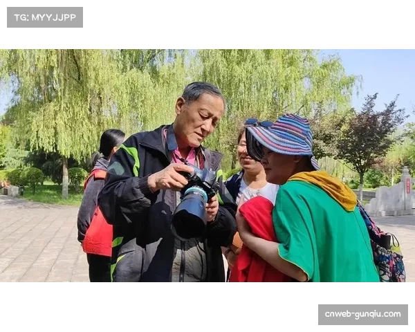 镜头捕捉：场边助教手持平板实时分析对手进攻热点图